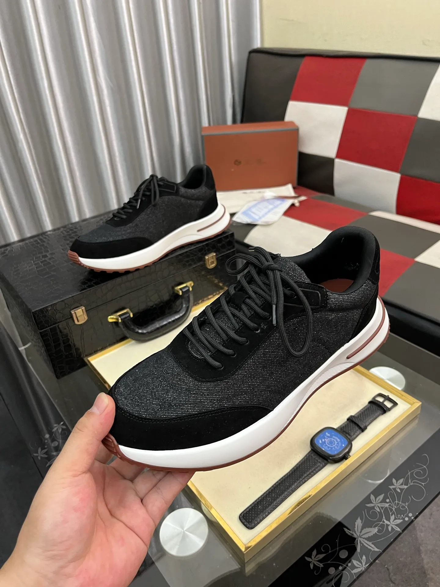 Men's shoes 💰458⌚️⌚️ Loro Pian* Loro Pian* casual shoes are made of cowhide frosted cowhide. Unique texture, simple and elegant, in line with Asian shoe lasts. Almond toe bar, apron style toe, drum-stitched upper. Same color stitching details. Slip-on style for easy on and off. Original color full cowhide lining. The insole is decorated with the 🈶️ brand logo. The original open-molded TPU raw rubber outsole. The soft rubber sole has super grip performance. Comfortable and casual style. You can create 🉑casual🉑formal urban style at will!  Code number: 38-44